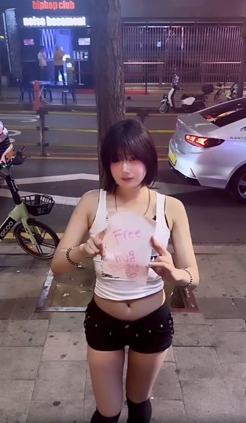 홍대에서 프리허그하는 중국인처자 이미지 2
