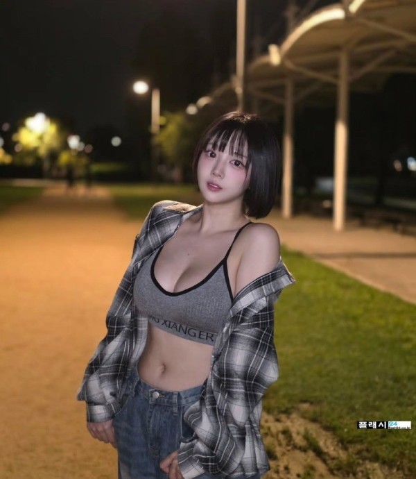 야릇한 옷차림 정다별이 이미지 4
