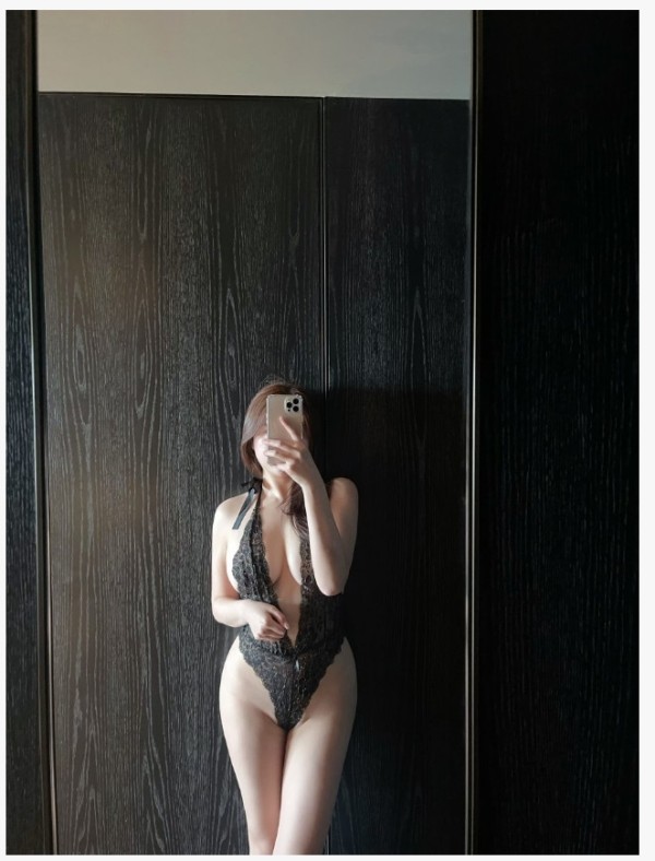 호캉스에서 마음껏 자랑하는 처자 이미지 1