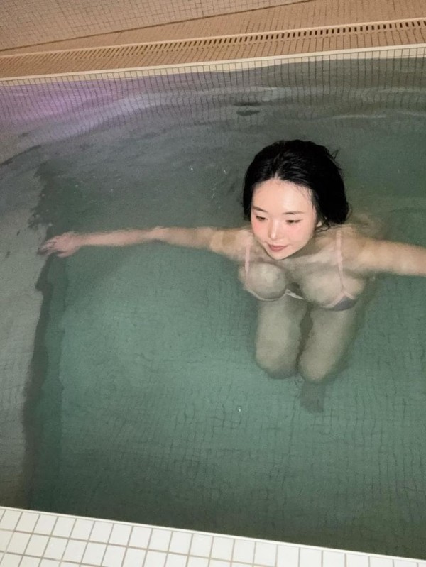 연우 엄청난 피지컬에 비키니라니 ㄷㄷ 이미지 3