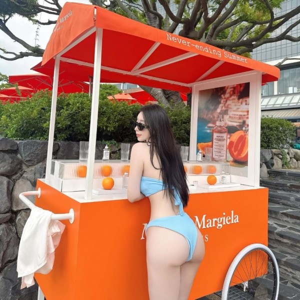 잘나가는 인강강사 비키니 나들이 이미지 1