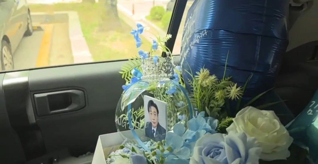배우 김수현 여성팬한테 꽃 선물받은 장사의신 은현장 ㅋㅋ 이미지 3